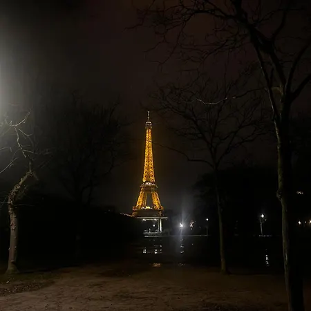 Appartamento Parisian Charm With Eiffel View 2min From Eiffel Tower Gardens