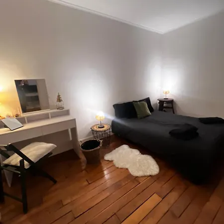 Appartamento Parisian Charm With Eiffel View 2min From Eiffel Tower Gardens