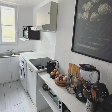 Appartamento Parisian Charm With Eiffel View 2min From Eiffel Tower Gardens *