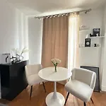 Apartment Parisian Charm With Eiffel View 2min From Eiffel Tower Gardens