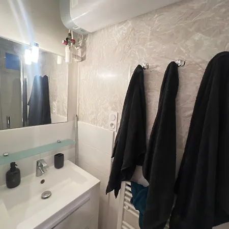 Parisian Charm With Eiffel View 2Min From Eiffel Tower Gardens شقة