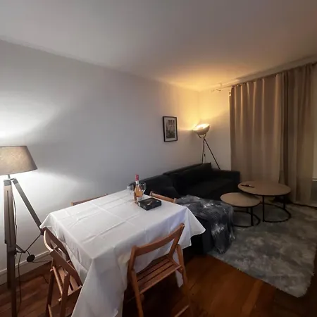 Eiffel Tower View Haussmanian Charm 2min Walk From The Eiffel Tower Gardens Apartment Paris