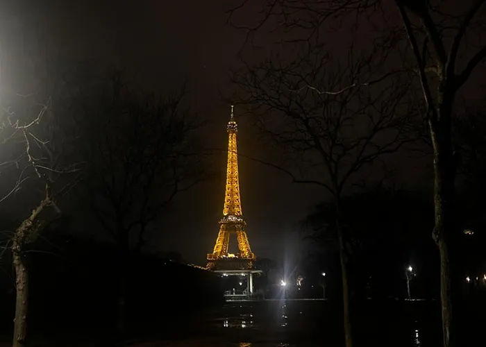 Apartment Parisian Charm With Eiffel View 2min From Eiffel Tower Gardens