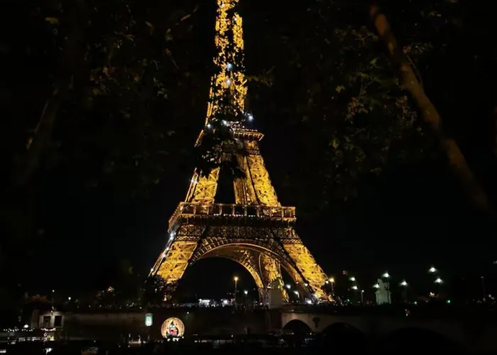 Parisian Charm With Eiffel View 2min From Eiffel Tower Gardens * Paris