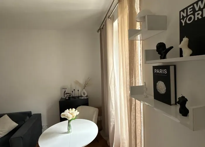 Parisian Charm With Eiffel View 2min From Eiffel Tower Gardens *